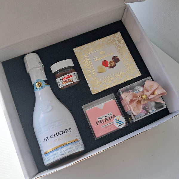 KoketBox -014 - Una miniatura + Nutella + Caja Mini Box Hershey's Kisses JP Chennet y Chocolates