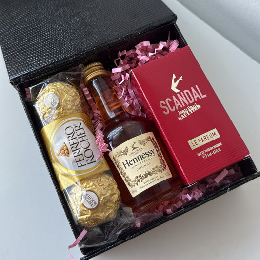 KoketBox Clásica 006-02- Scandal Le Parfum 6ML, Shot de Hennesy Coñac y Ferrero Rocher