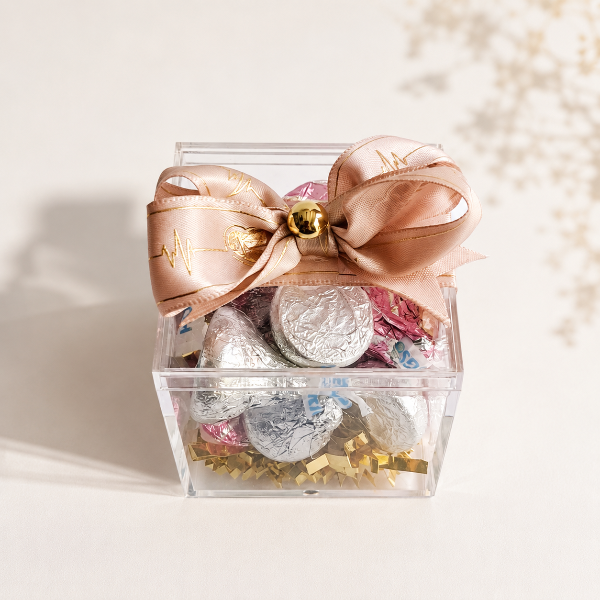 KoketBox - Una miniatura de FLOWERBOMB By Viktor Rolf + Crema Perfumada+ Mini Box Hershey's Kisses  y Chocolates