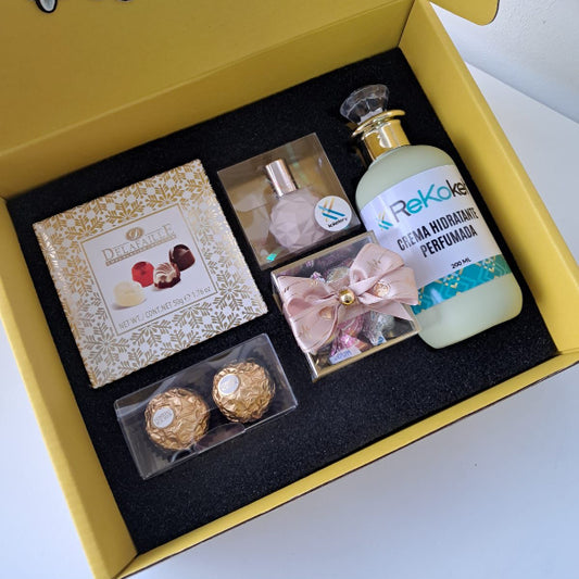 KoketBox- Una miniatura de Sweet Like Candy By Ariana Grande + Crema Perfumada+ Mini Box Hershey's Kisses  y Chocolates