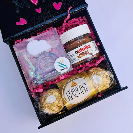 KoketBox 012- Miniatura de Cloud By Ariana Grande, Mini Nutella y Ferrero Rocher