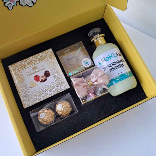KoketBox- Una miniatura de La Vie Est Belle Flowers Of Hapiness By LANCÔME + Crema Perfumada+ Mini Box Hershey's Kisses  y Chocolates