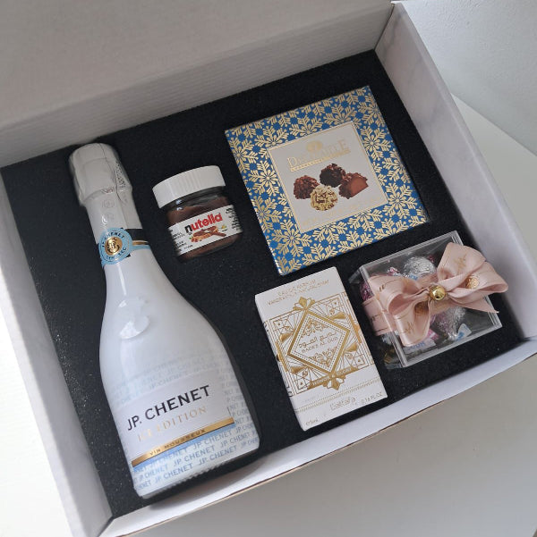 KoketBox -014 - Una miniatura + Nutella + Caja  Mini Box Hershey's Kisses  JP Chennet y Chocolates