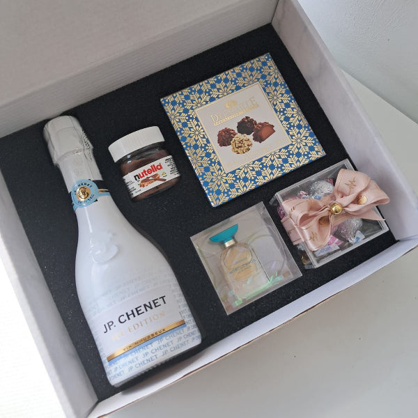 KoketBox -014 - Una miniatura + Nutella + Caja  Mini Box Hershey's Kisses  JP Chennet y Chocolates