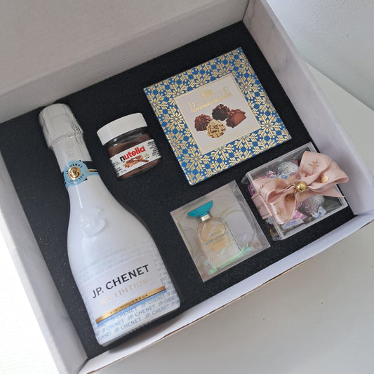 KoketBox -014 - Una miniatura + Nutella + Caja  Mini Box Hershey's Kisses  JP Chennet y Chocolates