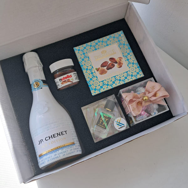 Koketbox -014 - Una miniatura + Nutella + Caja  Mini Box Hershey's Kisses  JP Chennet y Chocolates