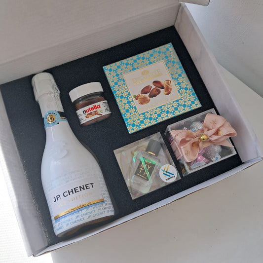 Koketbox -014 - Una miniatura + Nutella + Caja  Mini Box Hershey's Kisses  JP Chennet y Chocolates