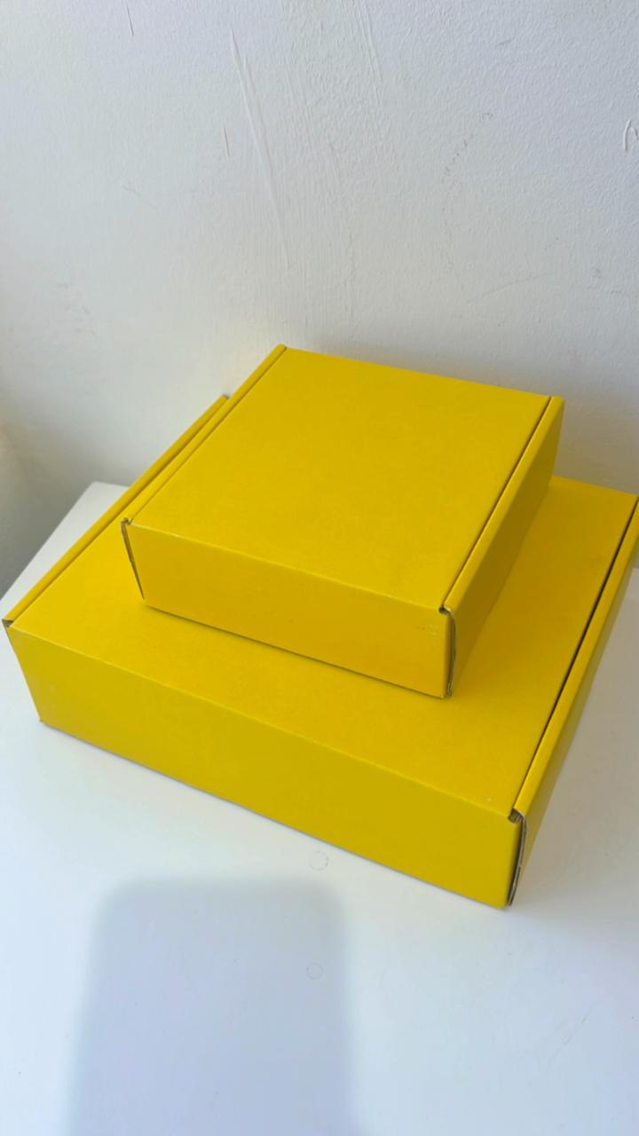 KoketBox - Una miniatura de Yara Candy By Lattafa + Crema Perfumada+ Mini Box Hershey's Kisses  y Chocolates