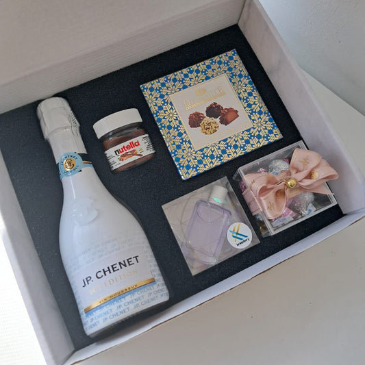 Koketbox -014 - Una miniatura + Nutella + Caja  Mini Box Hershey's Kisses  JP Chennet y Chocolates