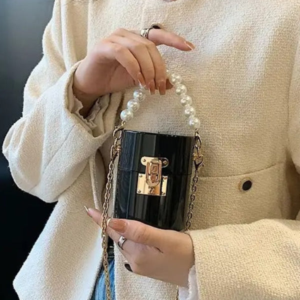 Cartera de Acrilico con cadenita y perlas