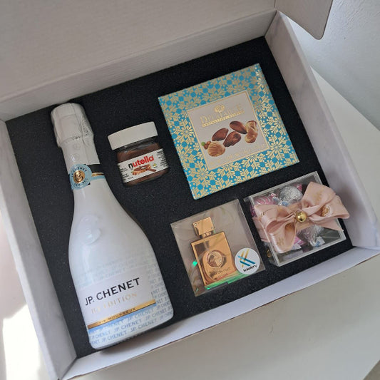 KoketBox -014 - Una miniatura + Nutella + Caja  Mini Box Hershey's Kisses  JP Chennet y Chocolates