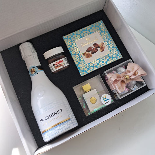 Koketbox -014 - Una miniatura + Nutella + Caja  Mini Box Hershey's Kisses  JP Chennet y Chocolates