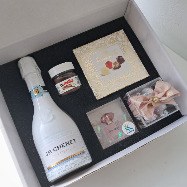 KoketBox -014 - Una miniatura + Nutella + Caja  Mini Box Hershey's Kisses  JP Chennet y Chocolates