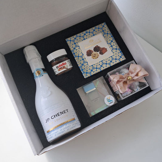 KoketBox -014 - Una miniatura + Nutella + Caja  Mini Box Hershey's Kisses  JP Chennet y Chocolates