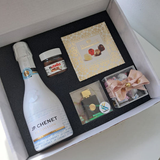 Koketbox -014 - Una miniatura + Nutella + Caja  Mini Box Hershey's Kisses  JP Chennet y Chocolates