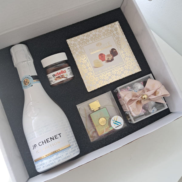 KoketBox -014 - Una miniatura + Nutella + Caja  Mini Box Hershey's Kisses  JP Chennet y Chocolates