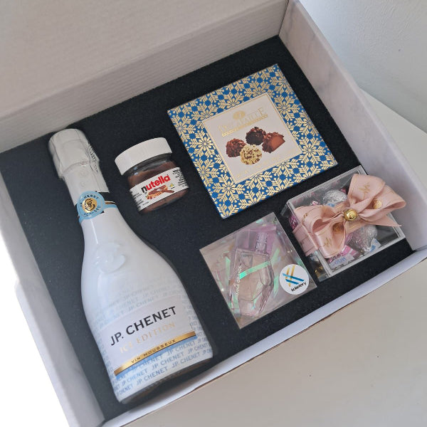 KoketBox -014 - Una miniatura + Nutella + Caja  Mini Box Hershey's Kisses  JP Chennet y Chocolates