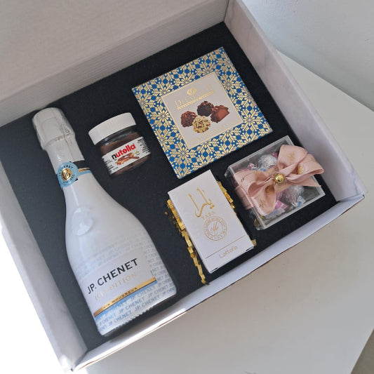 KoketBox -014 - Una miniatura + Nutella + Caja  Mini Box Hershey's Kisses  JP Chennet y Chocolates