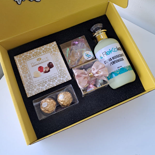 KoketBox- Una miniatura R.E.M.By Ariana Grande+ Crema Perfumada+ Mini Box Hershey's Kisses  y Chocolates