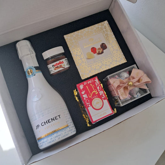 KoketBox -014 - Una miniatura + Nutella + Caja  Mini Box Hershey's Kisses  JP Chennet y Chocolates