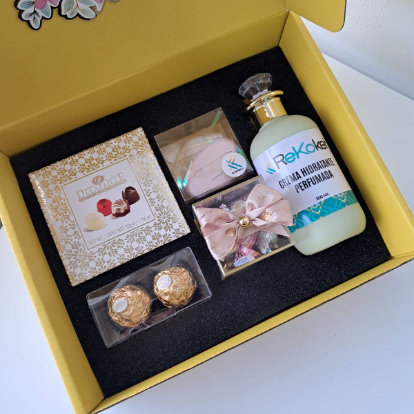 KoketBox - Una miniatura de Mod Blush Deluxe By Ariana Grande + Crema Perfumada+ Mini Box Hershey's Kisses  y Chocolates