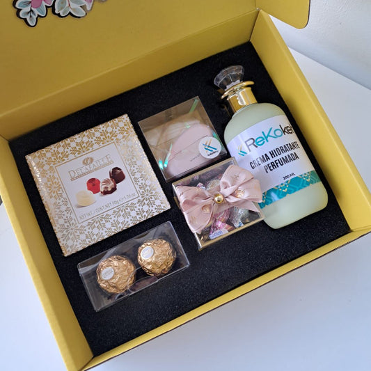 KoketBox - Una miniatura de Mod Blush Deluxe By Ariana Grande + Crema Perfumada+ Mini Box Hershey's Kisses  y Chocolates