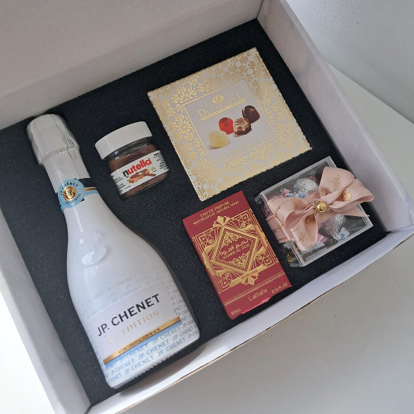 KoketBox -014 - Una miniatura + Nutella + Caja  Mini Box Hershey's Kisses  JP Chennet y Chocolates